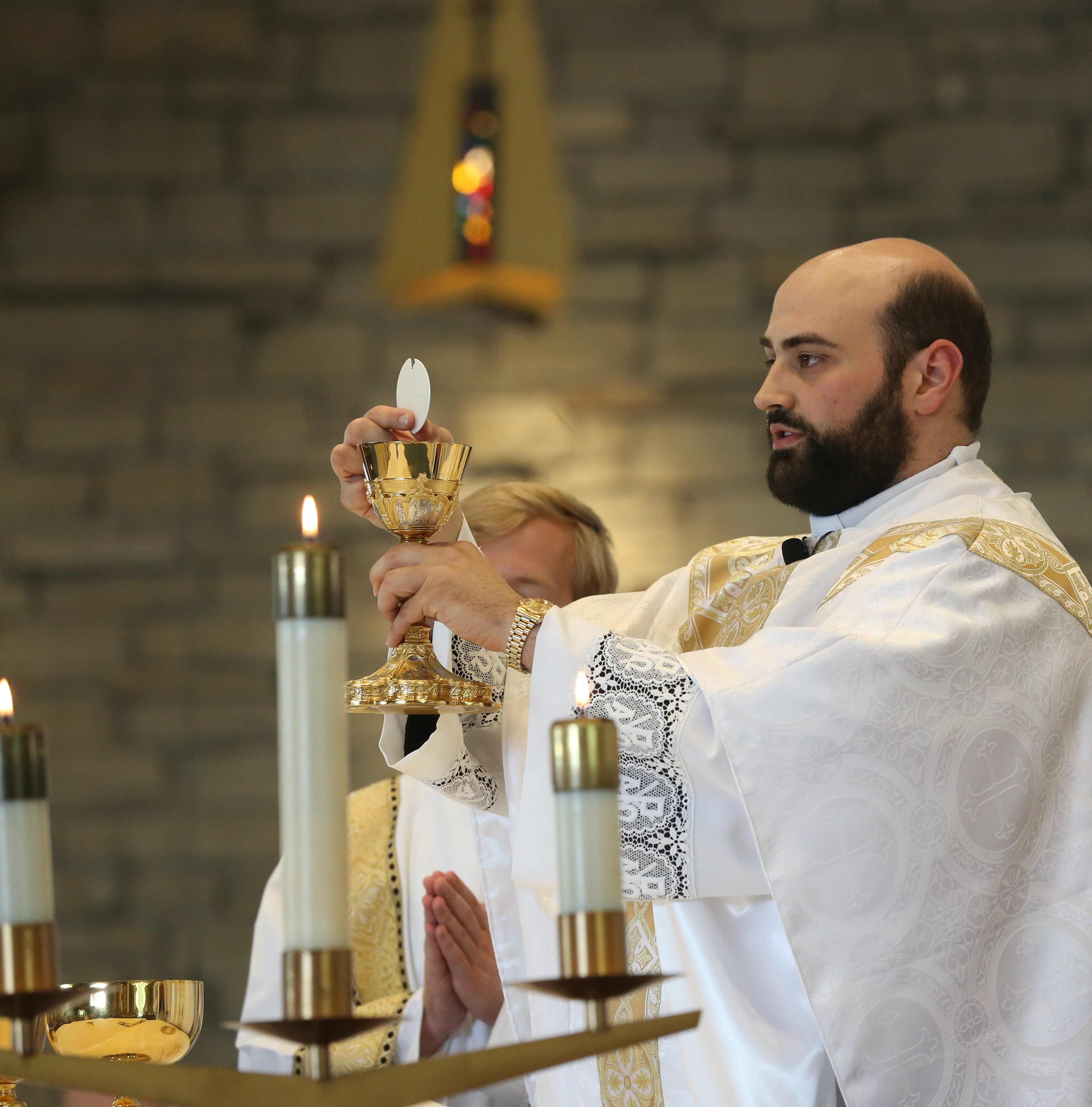 Fr. Matt elevates the Body and Blood of Christ